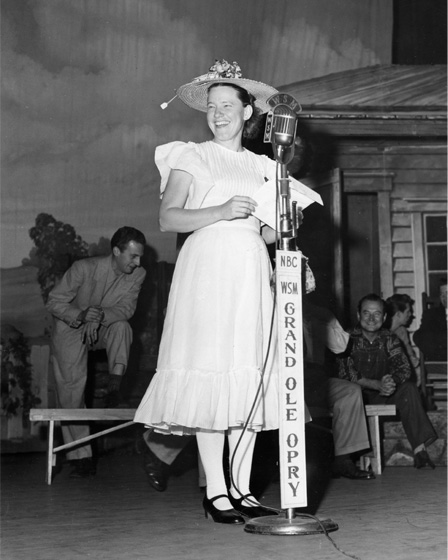 Minnie Pearl performing